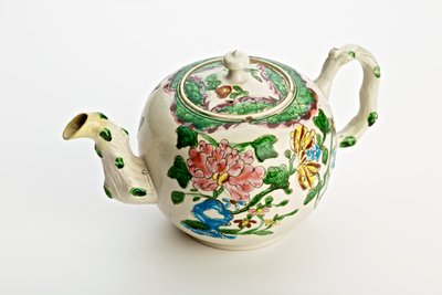 Staffordshire-teekannu, koristeltu krysanteemeilla, 1760 (suolalasitettu keramiikka) tekijältä English School