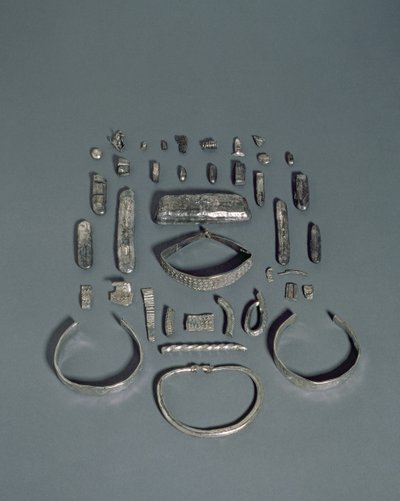 Cuerdale Hoard, anglosaksisten ja viikinkien aarre, löydetty Ribble-joen pengerreltä Cuerdale Hallin luota, lähellä Prestonia, Lancashire, päätepäivä 901-5 jKr (hopea) tekijältä English School