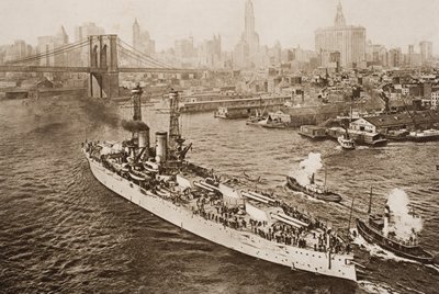 Yhdysvaltain taistelulaiva Texas lähdössä New Yorkin satamasta, kuvitus H.G. Wellsin vuonna 1920 julkaistusta teoksesta "The Outline of History", osa II. tekijältä English School