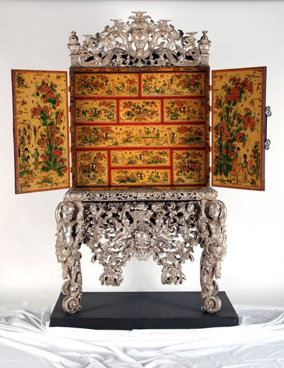 Witcombe Cabinet, n. 1697 (japanilainen ja hopeoitu puu) tekijältä English School