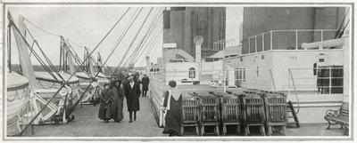 Titanicin kävelykadun kansi, elokuvasta "The Sphere", 20. huhtikuuta 1912 (litho) (450874:n yksityiskohta) tekijältä English School