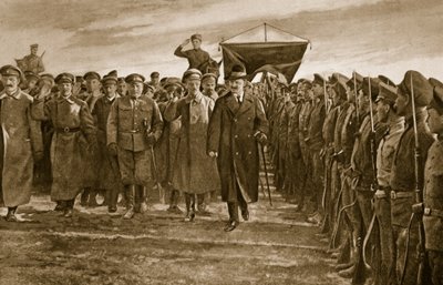 Trotski, Venäjä Bolshevismin sodan komissaari, tarkastamassa puna-armeijan eliitin 1914–1919 muodostuneen Letts-rykmentin tekijältä English School