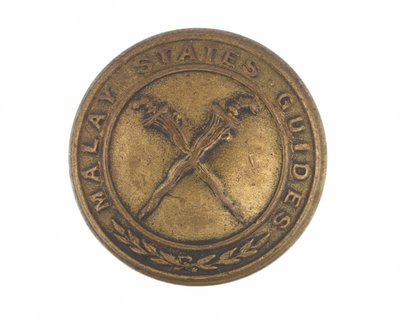 Tunikanappi, Malaijin osavaltion oppaat, 1896-1919 tekijältä English School