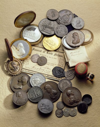 Erilaisia mitaleja ja esineitä liittyen amiraali lordi Nelsoniin, 1798-1806 tekijältä English School
