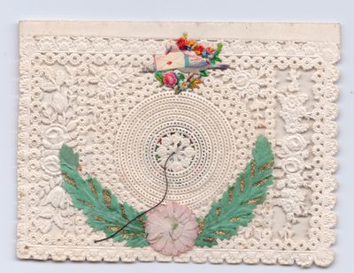 Viktoriaaninen mehiläispesä onnittelukortti, jossa kyyhkynen pitää kirjekuorta, n. 1880 (paperipitsi) tekijältä English School