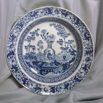 Wedgwood Blue painettu lautanen, kiinalainen maljakkokuvio, n.1810 (keraaminen) tekijältä English School