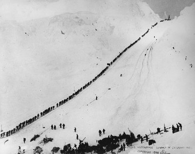 Pakkaajat nousemassa Chilkoot Passin huipulle Murray Cromwell Morganin "One Man