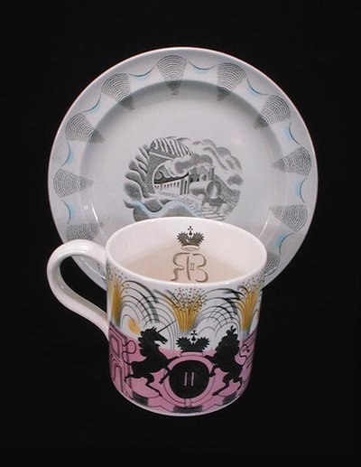 Coronation Muki ja "Travel" -lautanen, Wedgwood tekijältä Eric Ravilious