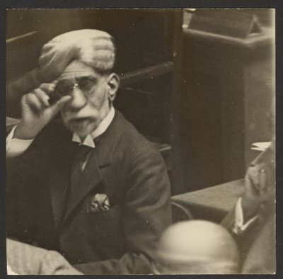 [Istuva mies turbaanissa ja tummissa laseissa] tekijältä Erich Salomon
