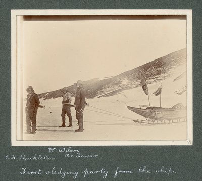 E. H. Shackleton, tohtori Edward Wilson ja herra Hartley Ferrar (geologi) valjaissa reessä. Sir Ernest Henry Shackletonin albumista National Antarctic Expedition (1901-1903). tekijältä Ernest Henry Shackleton