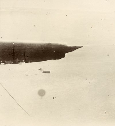 Katse pallosta alas tasangolle. Sir Ernest Henry Shackletonin albumista National Antarctic Expedition (1901-1903). tekijältä Ernest Henry Shackleton