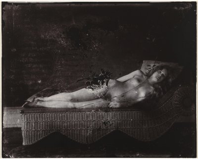 Nainen alaston aurinkotuolissa Tyttö pajutuolissa, New Orleans (otsikko esineessä) tekijältä Ernest James Bellocq