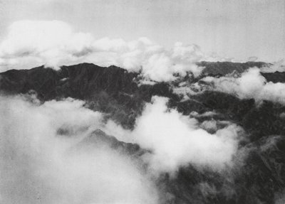 Hua shan, Pai yun, Shensi, Valkoiset pilvet Pyhän vuoren huipun ympärillä (s/w kuva) tekijältä Ernst Boerschmann