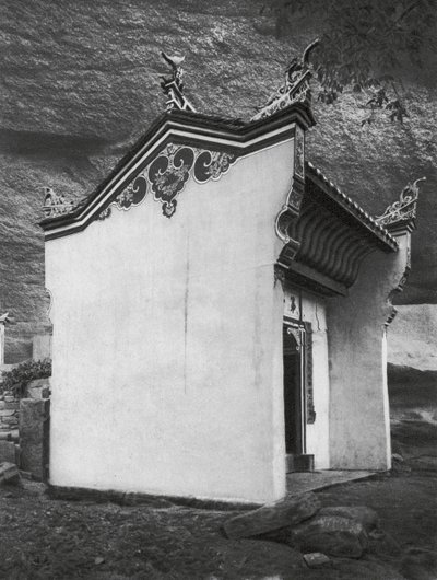 Ichangfu, Lung wang tung, Hupei, Lohikäärmekuninkaan temppelin porttisali (s/w-kuva). tekijältä Ernst Boerschmann