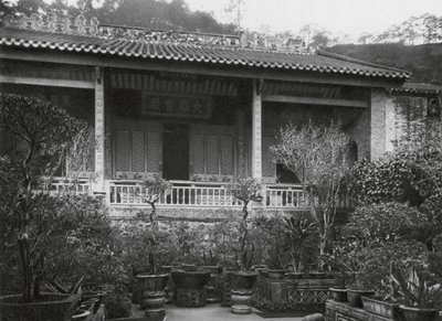 Kuangchou, Pai yun shan, Neng jen sze, Kuangtung, Neng Jenin luostarin pääsali (s/w kuva). tekijältä Ernst Boerschmann