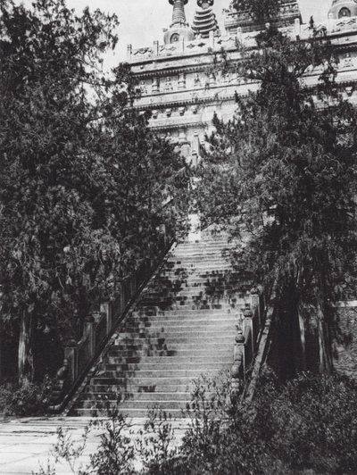 Peking, Si shan, Pi yun sze, Chihli, Western Hills lähellä Pekingiä, portaat marmoripagodille (s/w kuva) tekijältä Ernst Boerschmann