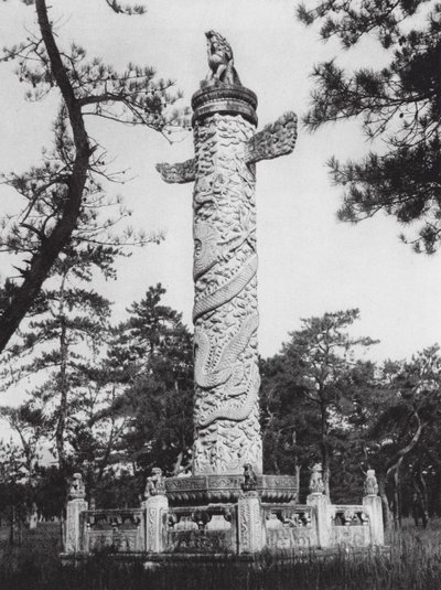 Siling, Chihli, pylväs henkien tiellä (s/w-kuva). tekijältä Ernst Boerschmann