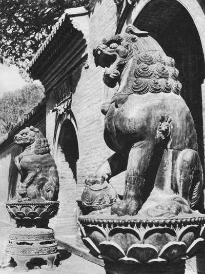 Taiyuanfu, Ta pei sze, Shansi, Pronssileijonat temppelin sisäänkäynnillä (s/w kuva) tekijältä Ernst Boerschmann