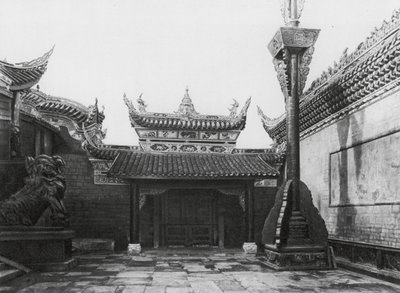 Tzeliutsing, Shansi hui kuan, Szechuan, Shansi-klubin sisäpiha sivusisäänkäynnillä ja lipputangolla (s/w valokuva). tekijältä Ernst Boerschmann