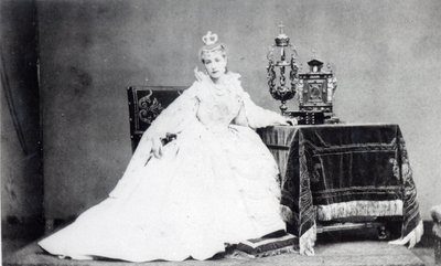 Sarah Bernhardt (1844-1923) Marie de Neubourgin roolissa Victor Hugon (1802-85) teoksessa Ruy Blas (1872). tekijältä Etienne Carjat