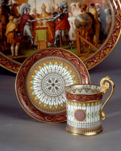 Suklaasta valmistettu posliinikuppi ja lautanen tarjoilu. Toteuttanut Etienne Charles Leguay (1762-1846) 1835 Sevres, posliinitehdas tekijältä Etienne Charles Leguay