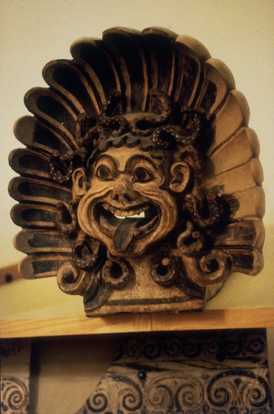 Antefix Gorgonin pään muodossa (terrakotta) tekijältä Etruscan