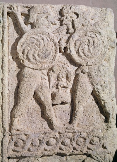 Yksityiskohta hautakivestä, jossa on kaksi soturia kivi tekijältä Etruscan
