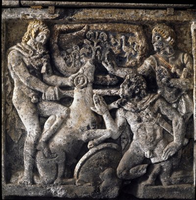Etruskien taidetta: "" Ulysses kuolleiden valtakuntaan uhraamassa lampaan neuvotellakseen Thebes Tiresiasin sokean ennustajan kanssa"" Jakso Homeren Odysseesta. Yksityiskohta sarkofagin matalasta kohokuviosta 4. tai 3. vuosisadalta eKr. Torre San Severosta tekijältä Etruscan