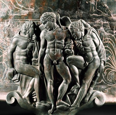 Etruskien taide: yksityiskohta pronssisen Ficoroni Cistuksen jalusta, joka edustaa Herkulesta, Iolaosta ja Erosta niiden välissä. Preneste (Palestrina). 340 eaa. Museo Nazionale di Villa Giulia, Rooma tekijältä Etruscan