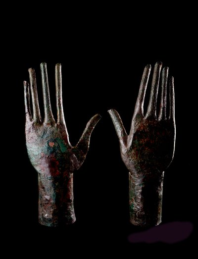 Etruskien taidetta: kaksi kättä - Pronssipatsaat - 680-670 eKr. Dim H 23,5 cm Carro di bronzon haudasta, Vulci tekijältä Etruscan