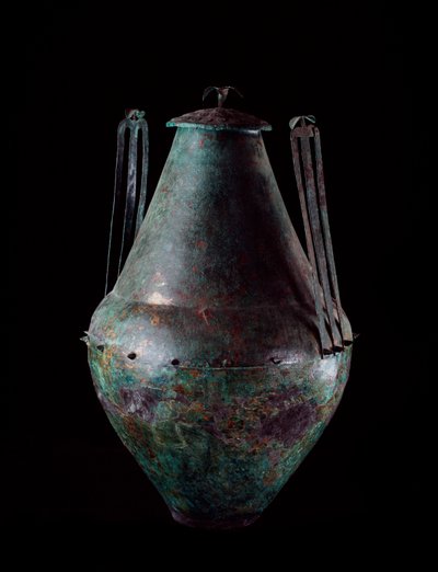 Etruskien sivilisaatio: kaksoiskartiomainen pronssimaljakko kaksoiskahvalla ja kannella Vulcin pronssisäiliön haudasta, 680-670 eaa. tekijältä Etruscan