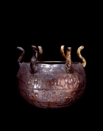 Etruskien sivilisaatio: pieni hopeinen maljakko käärmeillä Bernardini a Preneste -nimisen prinssihaudasta tekijältä Etruscan