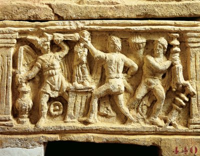 Etruskien sivilisaatio, tufa-uurna, jossa gallialaiset ryöstävät temppeleitä tekijältä Etruscan