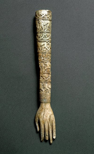 Etruskin antiikki: etuvarsi tai kahva flabellumia (liturginen viuhka) norsunluusta. Barberinin haudasta Prenestessä (Palestrina). 7. vuosisadalla eaa. Rooma, Villa Giulian kansallismuseo tekijältä Etruscan