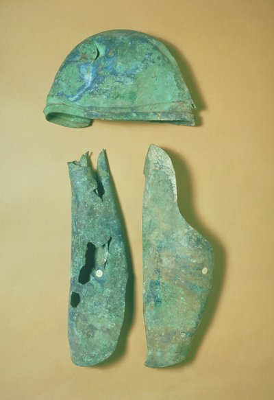 Kypärä ja rypäleet, italialais-etruski, 500-luvun alku eKr. (pronssi) tekijältä Etruscan