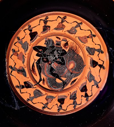 Terrakottakylix, joka kuvaa Herkulesta taistelemassa Tritonin kanssa seitsemäntoista tanssivan nereidin ympäröimänä, 6. vuosisadalla eKr. tekijältä Etruscan