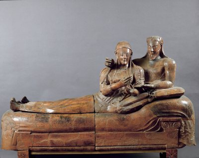 Morsiamet Veistetty ryhmä (terrakottasarkofagi Cerveteristä. 6. vuosisadalla eKr.) tekijältä Etruscan