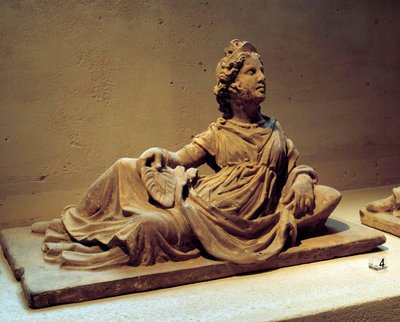 Etruskien taidetta: hautajaisuurnan kansi, joka kuvaa vainajan vaimoa pitelemässä viuhkaa. Chiusin hautausmuistomerkiltä (Toscana, Italia). 2. vuosisadalla jKr. Pariisi, Louvre-museo tekijältä Etruscan Etruscan