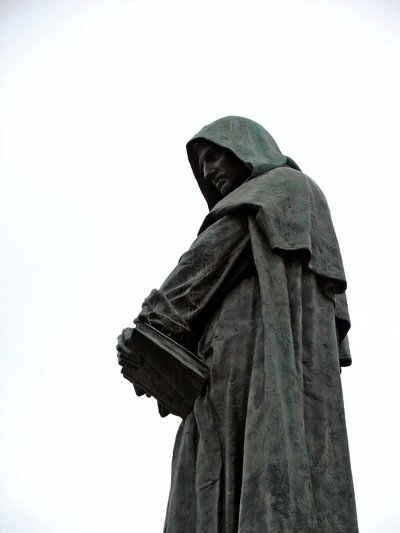 Giordano Brunon (1548-1600) dominikaanisen filosofin ja veljen muistomerkki. Ettore Ferrarin (1845-1929) veistos 1889 Campo dei Fiori, Rooma. tekijältä Ettore Ferrari