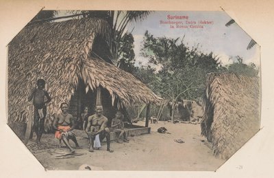 Kastanjanruskeat kotinsa edessä Suriname Bushnegro, Datra (lääkäri) Boven Cotticassa (nimi esineessä) tekijältä Eugen Klein