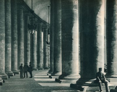 Osa pylväikköstä St Peters Squarella, Rooma, Italia, 1927 tekijältä Eugen Poppel
