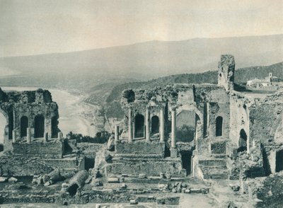 Kreikkalaisen teatterin näyttämö ja pukuhuone, Taormina, Sisilia, Italia, 1927 tekijältä Eugen Poppel