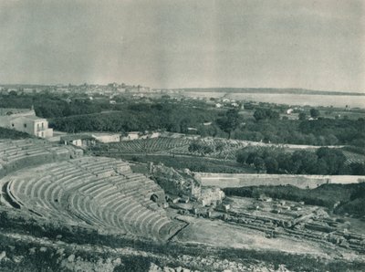 Näkymä kaupunkiin kreikkalaisesta teatterista, Syracuse, Sisilia, Italia, 1927 tekijältä Eugen Poppel