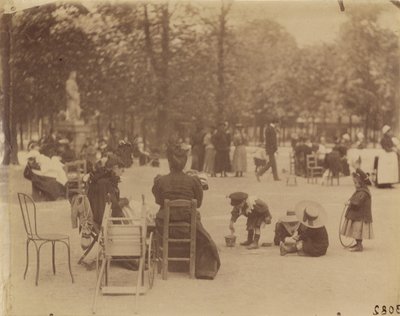 [Naisia ja lapsia Luxembourgin puistossa] tekijältä Eugène Atget