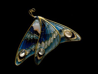 Art Nouveau: kultainen rintaneula, läpikuultavaa emalia, opaalia, kuukiveä ja timanttia perhonenaisen muodossa. Atelier Eugene Feuillatre (1870-1916). 1900 Parma, yksityiskokoelma - Art Nouveau: kultaa, läpikuultavaa emalia, opaalia, kuukiveä ja timanttia, tekijältä Eugene Feuillatre
