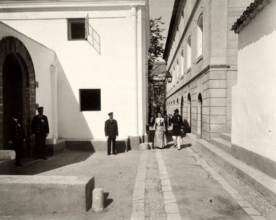 Univormussa olevat miehet seuraamassa tyylikkäästi pukeutunutta naista kohti Lo Zuccon tilan kirkkoa Sisiliassa, 1900 tekijältä Eugenio Interguglielmi