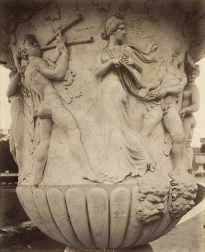 Yksityiskohta maljakosta Versaillesissa tekijältä Eugène Atget