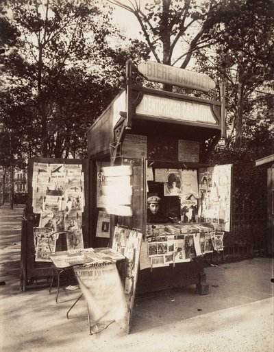 Kioski Pariisissa, n. 1910 (seepiakuva) tekijältä Eugène Atget