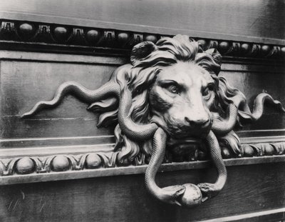 Leijona ovenkoputtaja, Pariisi tekijältä Eugène Atget