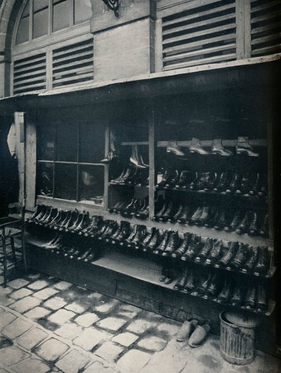 Vanhat kengät, c1877--1927, 1929 tekijältä Eugène Atget